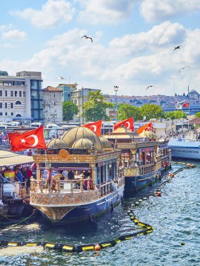 Istanbul, Türkiye - 11 Temmuz 2018. Balık sandviç tekneler Eminönü İskelesi Haliç Körfezi'Boğaz ağzında palamarla. Istanbul, Türkiye.