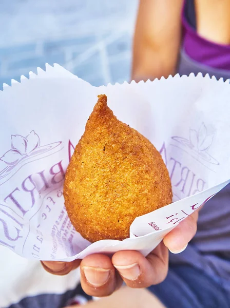 Estambul Turquía Julio 2018 Una Mano Femenina Sosteniendo Icli Kofte — Foto de Stock