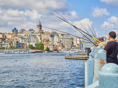 Istanbul, Türkiye - 11 Temmuz 2018. Galata vatandaşlarını balıkçılık Haliç Bay ağız manzaralı Karaköy bölge manzarası içinde belgili tanımlık geçmiş bir köprü. Istanbul, Türkiye.