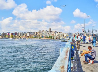 Istanbul, Türkiye - 11 Temmuz 2018. Galata vatandaşlarını balıkçılık Haliç Bay ağız manzaralı Karaköy bölge manzarası içinde belgili tanımlık geçmiş bir köprü. Istanbul, Türkiye.