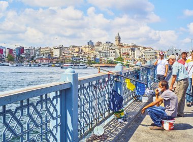 Istanbul, Türkiye - 11 Temmuz 2018. Galata vatandaşlarını balıkçılık Haliç Bay ağız manzaralı Karaköy bölge manzarası içinde belgili tanımlık geçmiş bir köprü. Istanbul, Türkiye.