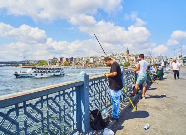 Istanbul, Türkiye - 11 Temmuz 2018. Galata vatandaşlarını balıkçılık Haliç Bay ağız manzaralı Karaköy bölge manzarası içinde belgili tanımlık geçmiş bir köprü. Istanbul, Türkiye.