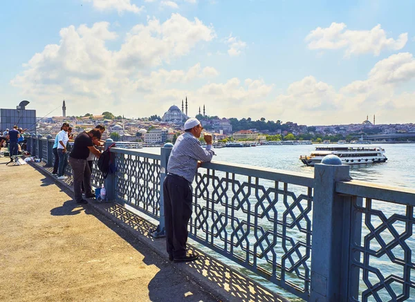 Estambul Turquía Julio 2018 Ciudadano Puente Galata Observando Transbordador Que — Foto de Stock