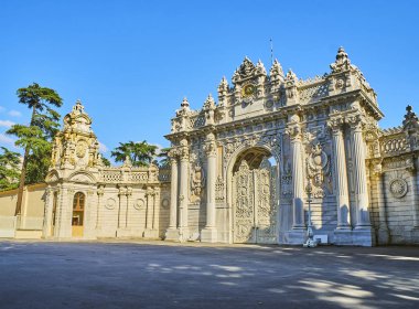 Istanbul, Türkiye - 8 Temmuz 2018. Dolmabahçe Sarayı, Beşiktaş bölgesinde yer alan hazine kapısı. Dolmabahçe Caddesi yoldan görüntüleyin. Istanbul, Türkiye.