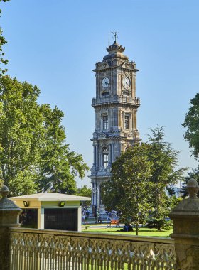 Istanbul, Türkiye - 11 Temmuz 2018. Dolmabahçe Saat Beşiktaş bölgesinde yer alan Kulesi. Dolmabahçe Caddesi yoldan görüntüleyin. Istanbul, Türkiye.