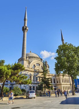 Istanbul, Türkiye - 11 Temmuz 2018. Dolmabahçe Camii Camii, Dolmabahçe Sarayı giriş limanında bulunan bakan yürüyen vatandaşlar. Beşiktaş İlçe. Istanbul, Türkiye.