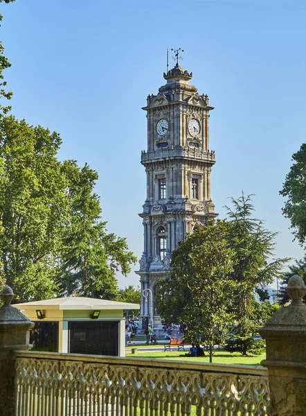 Istanbul Turkije Juli 2018 Dolmabahce Clock Tower Gelegen Het District — Stockfoto