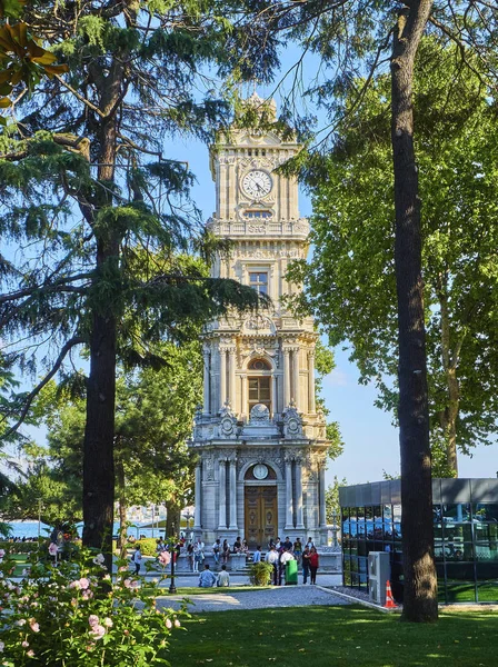 土耳其伊斯坦布尔 2018年7月8日 游客步行面对多尔玛巴赫时钟塔 位于多尔玛巴赫宫的入口 贝西克塔斯区 伊斯坦布尔 土耳其 — 图库照片