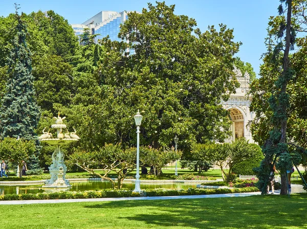 Istanbul Turkiet Juli 2018 Huvudsakliga Trädgård Dolmabahce Palace Med Imperial — Stockfoto