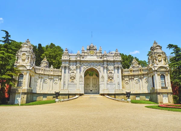 Istanbul Turkey July 2018 Treasury Gate Dolmabahce Palace Located Besiktas — Stock Photo, Image