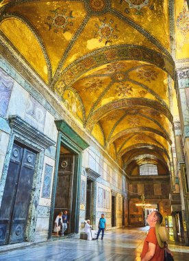 Istanbul, Türkiye - 10 Temmuz 2018. Ayasofya Camii narteksin gelen turist, dokuz tonozlu koylarından, iç bir salonu zengin dekore Justinyen mozaik ve İmparatorluk kapıyı orta.