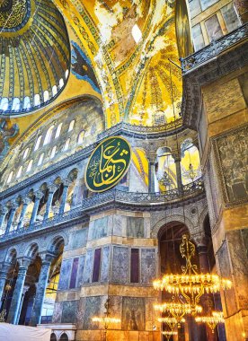 Istanbul, Türkiye - 10 Temmuz 2018. Ayasofya Camii, NEF sekiz kaligrafi bölmeleri Galerisi düzeyiyle Allah, Muhammed ve İmam ve ilk Halife isimlerini asılı biri ile.