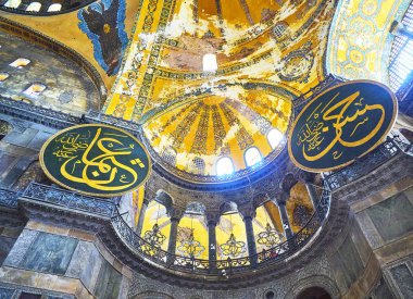 Istanbul, Türkiye - 10 Temmuz 2018. İki sekiz büyük kaligrafi güneybatı Exedra Galeri düzeyinden asılı sorgularınızı yandaki bölmelerden, Allah, Muhammed, Muhammed ve onun torunları Hasan ve hüseyin ve NEF Ha, Halife isimleri ile