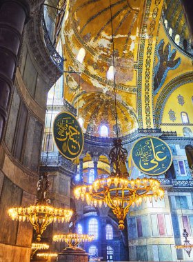 Istanbul, Türkiye - 10 Temmuz 2018. İki sekiz büyük kaligrafi Kuzeybatı Exedra Galeri düzeyinden asılı sorgularınızı yandaki bölmelerden, Allah, Muhammed ve onun torunları Hasan ve hüseyin ve Ayasofya Sop NEF, Halife isimleri ile