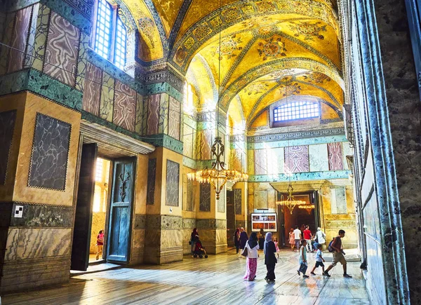 Стамбул Турция Июля 2018 Года Туристы Посещающие Нартекс Мечети Святой — стоковое фото