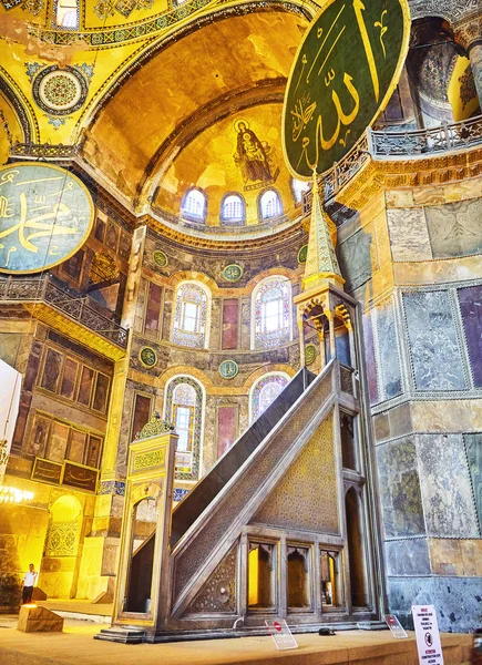 Стамбул Турция Июля 2018 Года Минбар Кафедра Справа Алтаря Мечети — стоковое фото