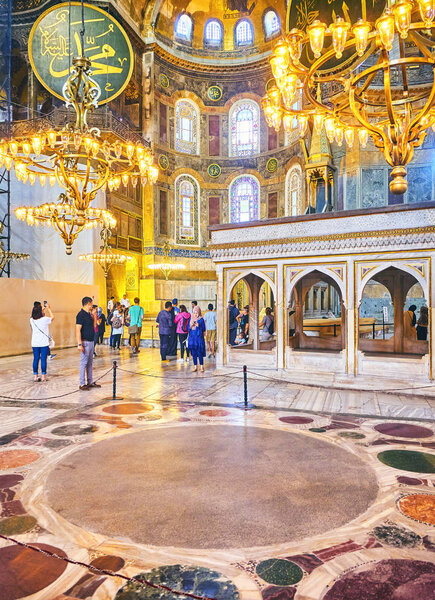 Стамбул, Турция - 10 июля 2018 года. Муэдзин Лодж в Неве Святой Софии с фасадом и площадью Коронации или Омфалионом на переднем плане
.