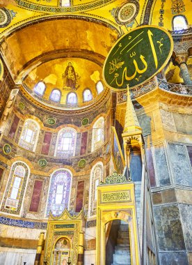 Istanbul, Türkiye - 10 Temmuz 2018. Minber, Ayasofya Camii ve apsisin sunak arka Meryem mozaiği ile sağ tarafındaki minber.