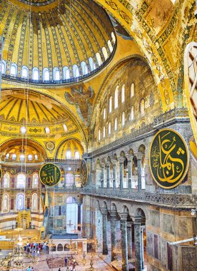 Istanbul, Türkiye - 10 Temmuz 2018. Ayasofya Camii NEF ve apsisin Güney koridoru ile arka plan Meryem mozaiği.