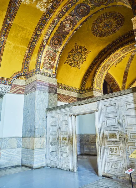 イスタンブール トルコ 2018 南ギャラリー西ギャラリー アヤソフィアのモスクと天国の扉と地獄とも呼ばれる大理石のドア — ストック写真