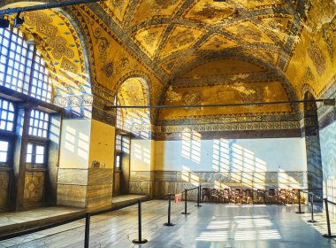 Istanbul, Türkiye - 10 Temmuz 2018. Güneş Batı üst Galeri Ayasofya Camii aydınlatıcı bir ışın.