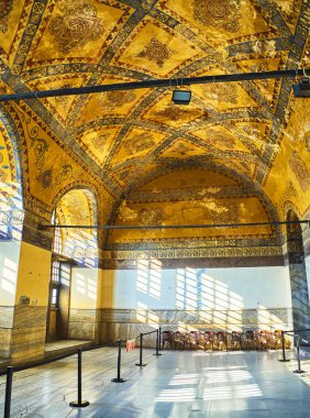 Istanbul, Türkiye - 10 Temmuz 2018. Güneş Batı üst Galeri Ayasofya Camii aydınlatıcı bir ışın.