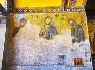 Istanbul, Türkiye - 10 Temmuz 2018. Deesis mozaik bir Bizans mozaik Baptist İsa, Meryem ve Aziz John gösteren Ayasofya caminin Güney üst Galeride bulunan.