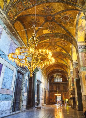 Istanbul, Türkiye - 10 Temmuz 2018. Ayasofya Camii narteksin gelen turist, dokuz tonozlu koylarından, iç bir salonu zengin dekore Justinyen mozaik ve İmparatorluk kapıyı orta.