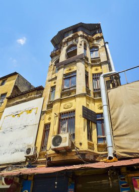 Istanbul, Türkiye - 8 Temmuz 2018. Fermeneciler sokak, Karaköy bölgesinin tipik bina. Istanbul, Türkiye.