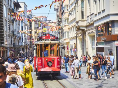 Istanbul, Türkiye - 8 Temmuz 2018. Hareketli Istiklal Caddesi, geçiş bir tramvay Galatasaray Spor Kulübü flamalar ile süslenmiş. Beyoğlu İlçesi, Türkiye.
