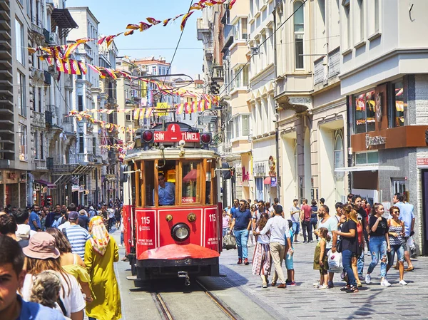 Istanbul Türkiye Temmuz 2018 Hareketli Istiklal Caddesi Geçiş Bir Tramvay — Stok fotoğraf