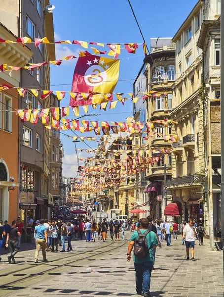 Estambul Turquía Julio 2018 Ciudadanos Caminando Por Bulliciosa Calle Istiklal — Foto de Stock