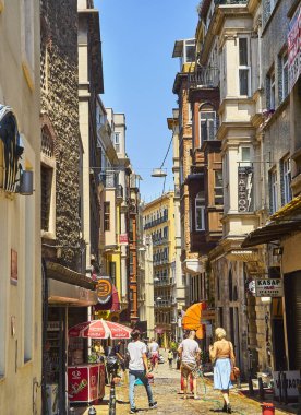 Istanbul, Türkiye - 8 Temmuz 2018. Serdar Ekrem sokak, Karaköy bölge yürüyüş vatandaşları ile tipik binalar. Istanbul, Türkiye.