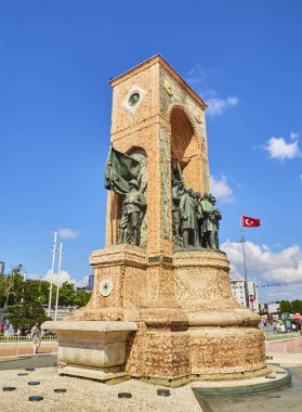 Istanbul, Türkiye - 8 Temmuz 2018. Cumhuriyet Anıtı Türkiye Cumhuriyeti'nin oluşumu Taksim Meydanı, Beyoğlu ilçe anmak için. Istanbul, Türkiye.