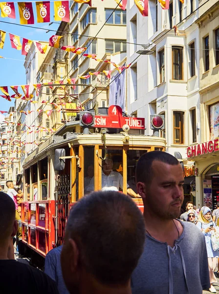 Estambul Turquía Julio 2018 Tranvía Que Cruza Bulliciosa Calle Istiklal — Foto de Stock