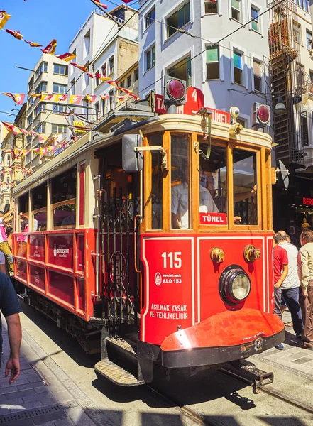 Istambul Turquia Julho 2018 Bonde Atravessando Movimentada Rua Istiklal Adornada — Fotografia de Stock