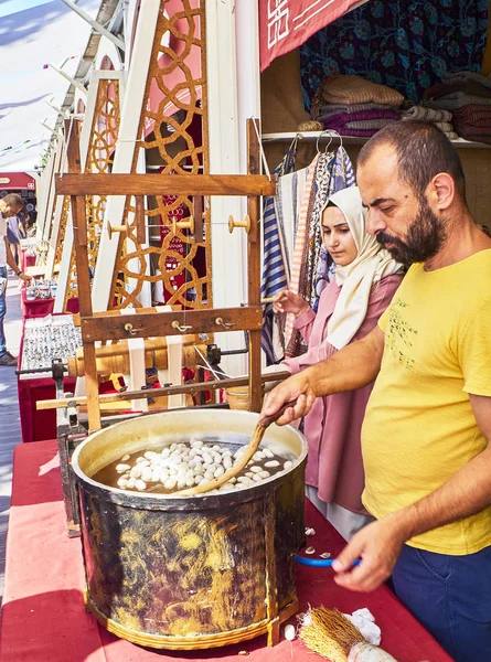 Κωνσταντινούπολη Τουρκία Ιουλίου 2018 Αραβικά Εργαζομένων Βραστό Και Ξεκουράζεστε Κουκούλια — Φωτογραφία Αρχείου