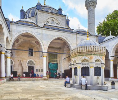 Istanbul, Türkiye - 9 Temmuz 2018. Ön planda abdest çeşme ile Müslümanlar Yeni Valide Camii cami avlusunda. Üsküdar İlçesi, Istanbul, Türkiye.