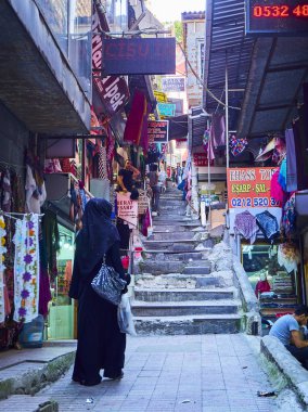 Istanbul, Türkiye - 11 Temmuz 2018. Bir comercial geçit mahallenin Eminönü, Fatih İlçesi. Istanbul, Türkiye.