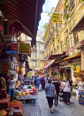 Istanbul, Türkiye - 11 Temmuz 2018. Fincancilar street, mahallenin Eminönü, Fatih İlçesi tipik comercial street yürüyüş vatandaşlar. Istanbul, Türkiye.