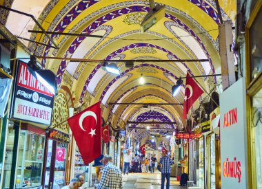 Istanbul, Türkiye - 11 Temmuz 2018. Satıcılar, Kapalı Çarşı, Grand ın Bazaarı Istanbul, Türkiye'nin geçitler.