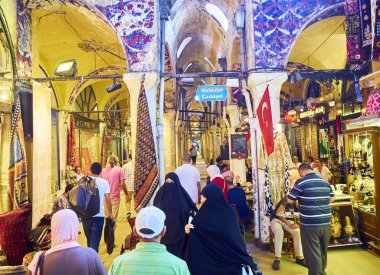 Istanbul, Türkiye - 11 Temmuz 2018. Kapalı Çarşı, Grand ın Bazaarı Istanbul, Türkiye'nin geçitler vatandaşlarına.