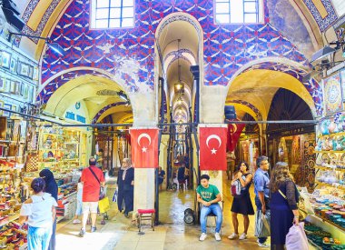 Istanbul, Türkiye - 11 Temmuz 2018. Vatandaşların ve turistlerin, Kapalı Çarşı, Grand ın Bazaarı Istanbul, Türkiye'nin geçitler.