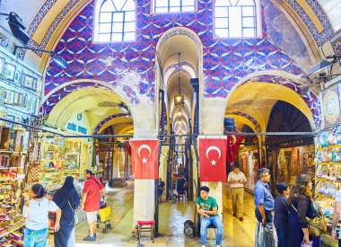 Istanbul, Türkiye - 11 Temmuz 2018. Vatandaşların ve turistlerin, Kapalı Çarşı, Grand ın Bazaarı Istanbul, Türkiye'nin geçitler.