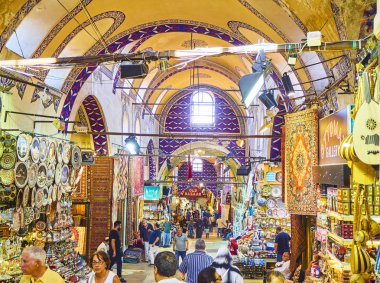 Istanbul, Türkiye - 11 Temmuz 2018. Turistler, Kapalı Çarşı, Grand ın Bazaarı Istanbul, Türkiye'nin geçitler.