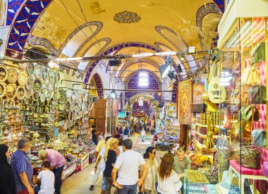 Istanbul, Türkiye - 11 Temmuz 2018. Turistler, Kapalı Çarşı, Grand ın Bazaarı Istanbul, Türkiye'nin geçitler.