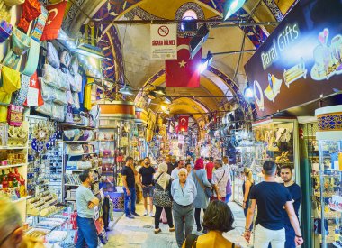 Istanbul, Türkiye - 11 Temmuz 2018. Turistler, Kapalı Çarşı, Grand ın Bazaarı Istanbul, Türkiye'nin geçitler.