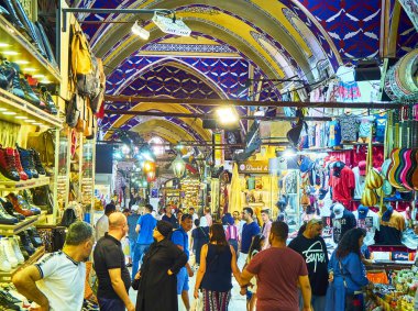 Istanbul, Türkiye - 11 Temmuz 2018. Turistler, Kapalı Çarşı, Grand ın Bazaarı Istanbul, Türkiye'nin geçitler.