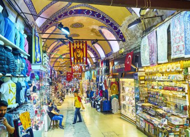 Istanbul, Türkiye - 11 Temmuz 2018. Satıcılar, Kapalı Çarşı, Grand ın Bazaarı Istanbul, Türkiye'nin geçitler.