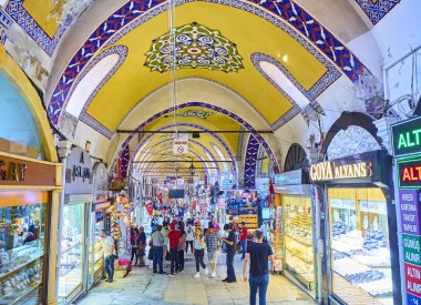 Istanbul, Türkiye - 11 Temmuz 2018. Turistler, Kapalı Çarşı, Grand ın Bazaarı Istanbul, Türkiye'nin geçitler.